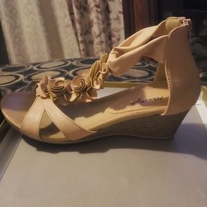 Herstyle beige/tan lowwedge sandals